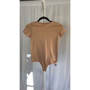 0394. NWOT SKIMS Essential T-Shirt Short Sleeve‎ Bodysuit Nude Tan L/XL